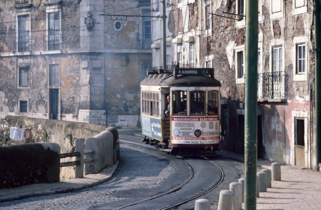 Tram no.237 in Rua de Santo Apolónia