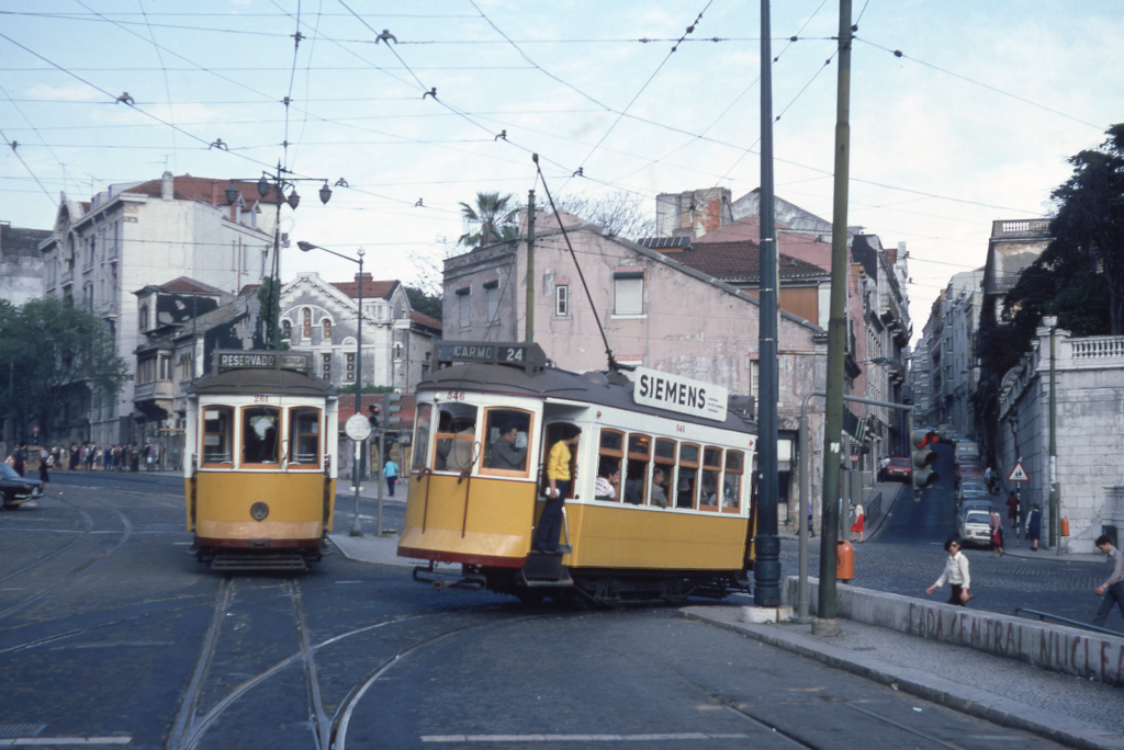 Standard tram 261 and single-end plataforma alto 546.