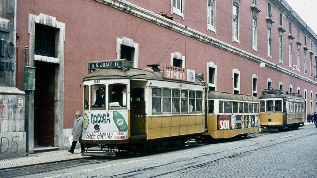 CCFL 549 with trailer in Rua do Arsenal