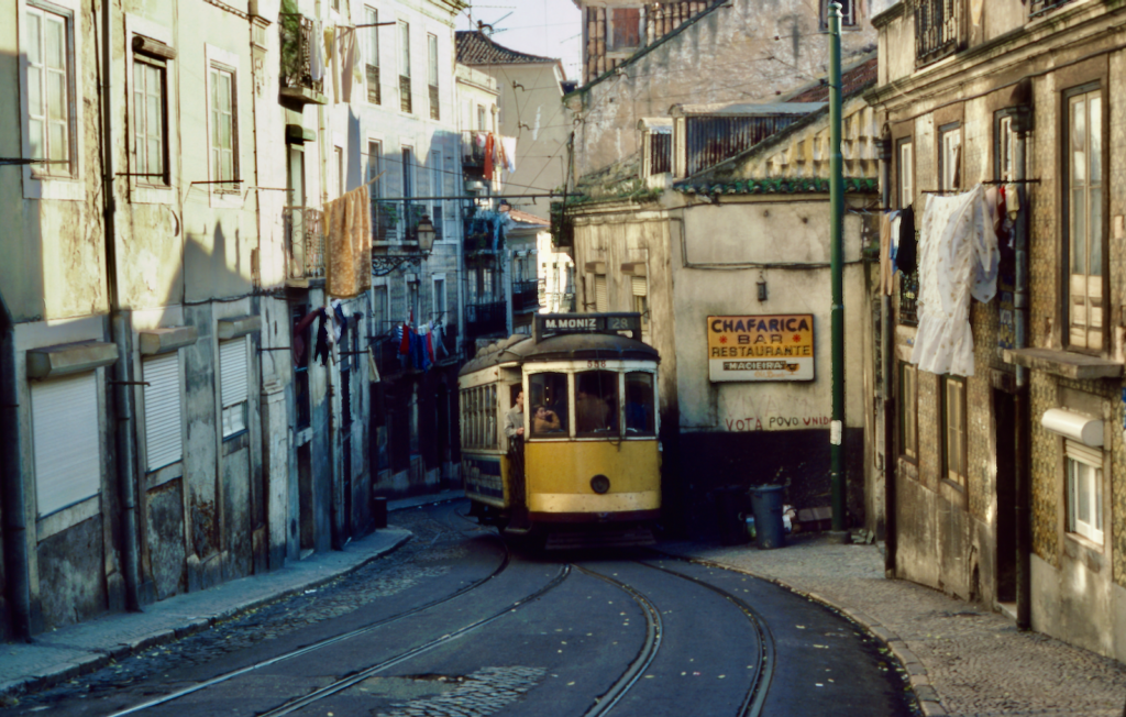 CCFL 558 in the Calçada de São Vicente.